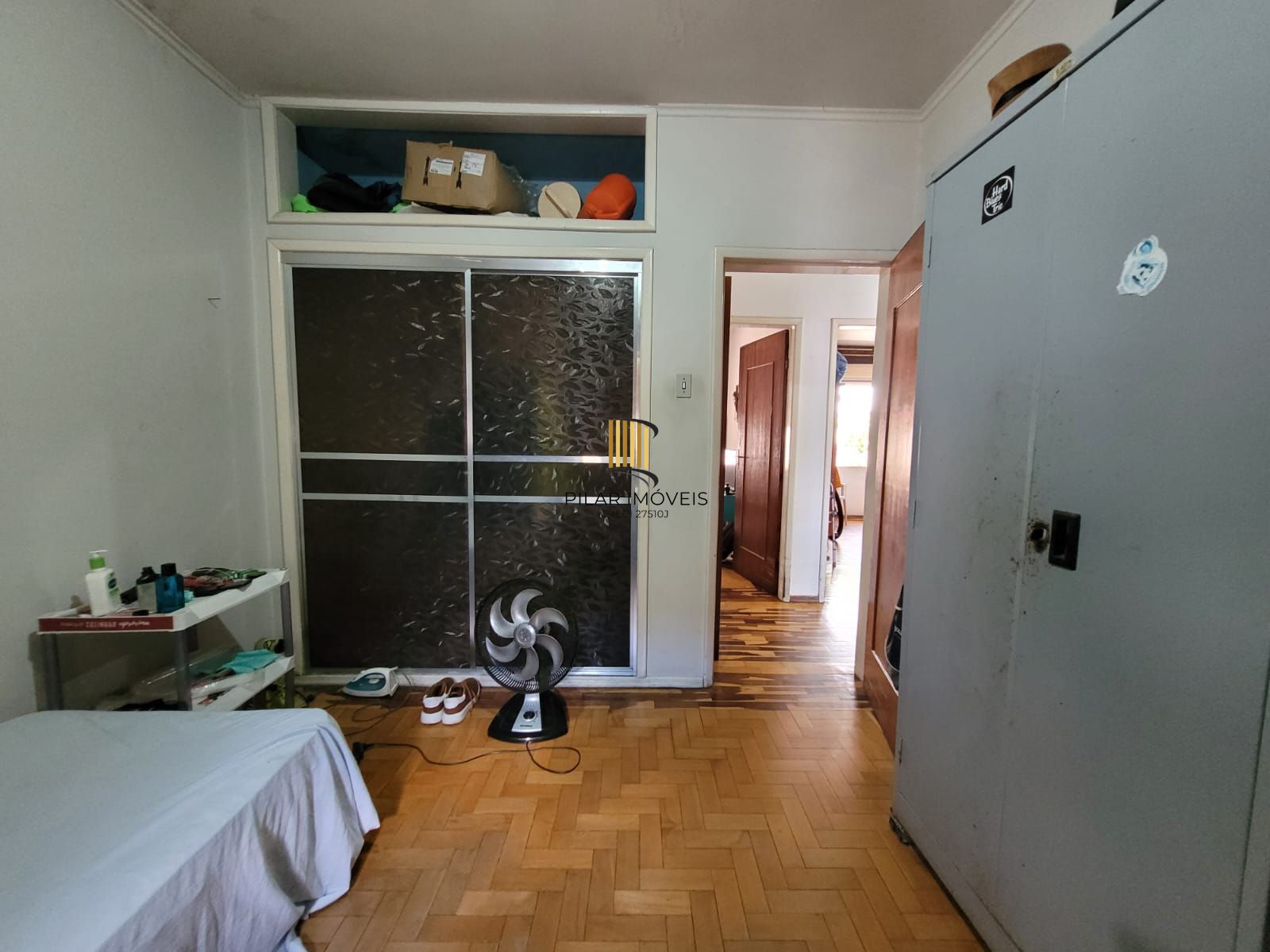 Casa térrea com garagem no subsolo e anexo