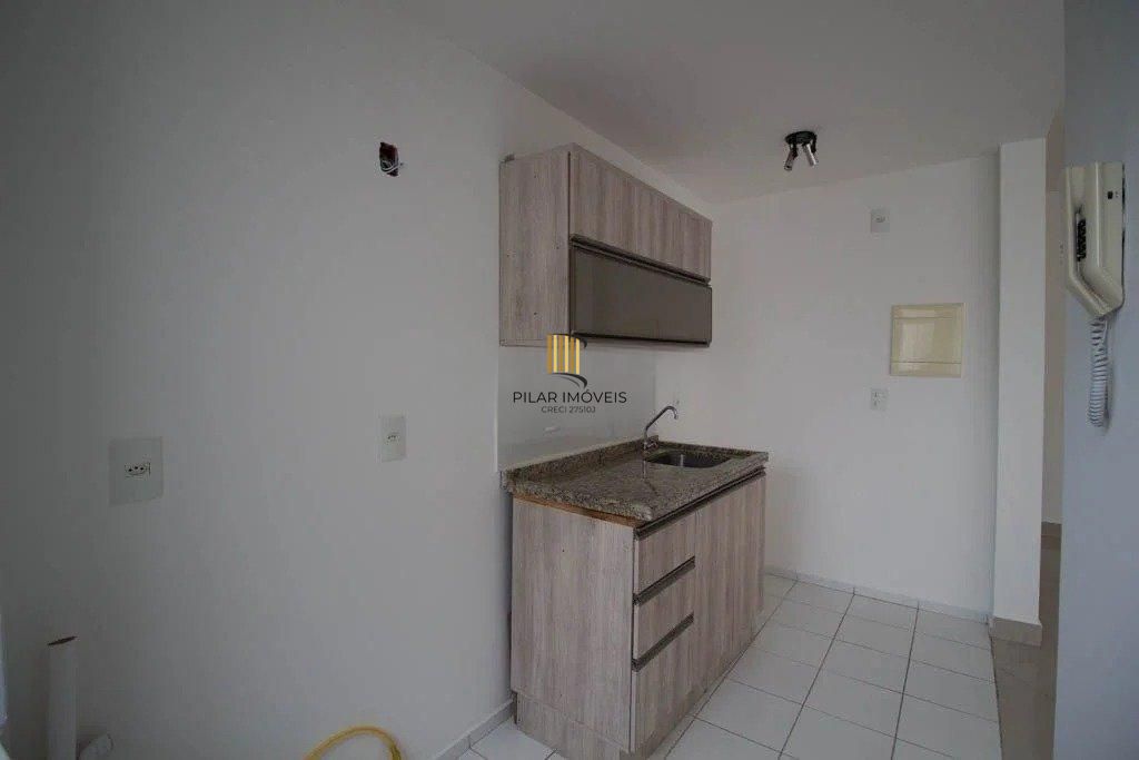 Apartamento 02 dormitórios com garagem escriturada no Bairro Ipanema