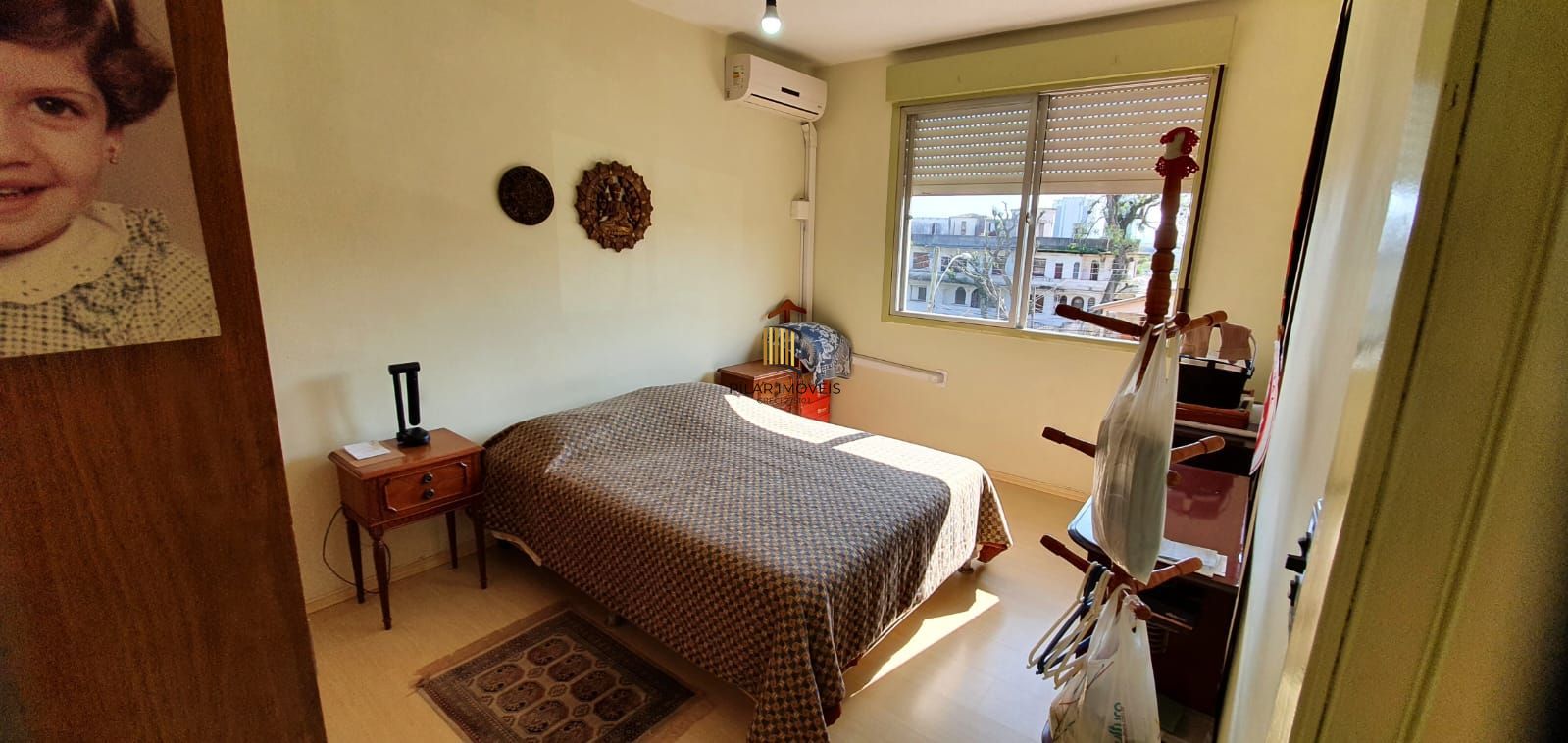 Apartamento com 02 dormitórios semi-mobiliado e um box de garagem