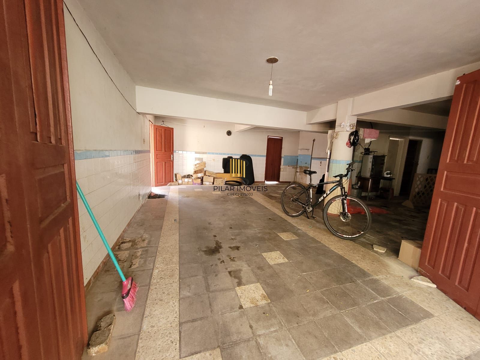 Casa térrea com garagem no subsolo e anexo