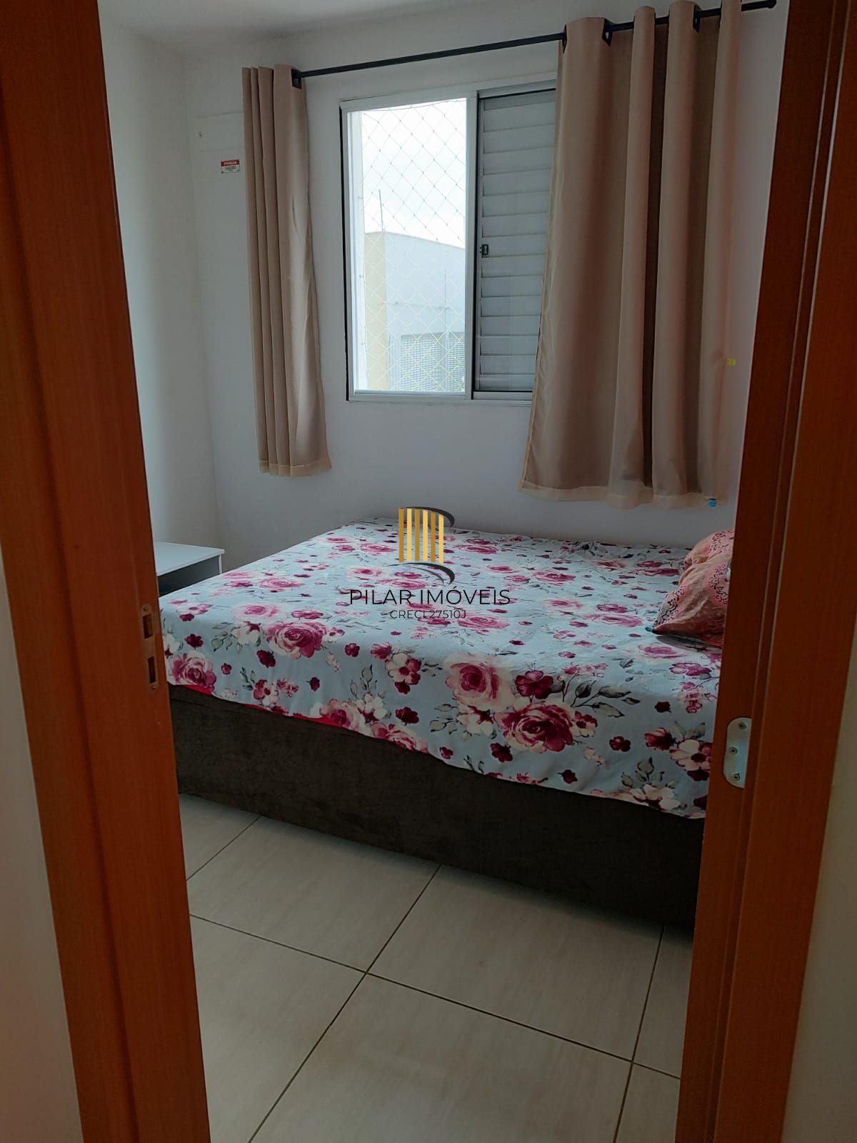 Apartamento 02 dormitórios com vaga, no bairro Humaitá.