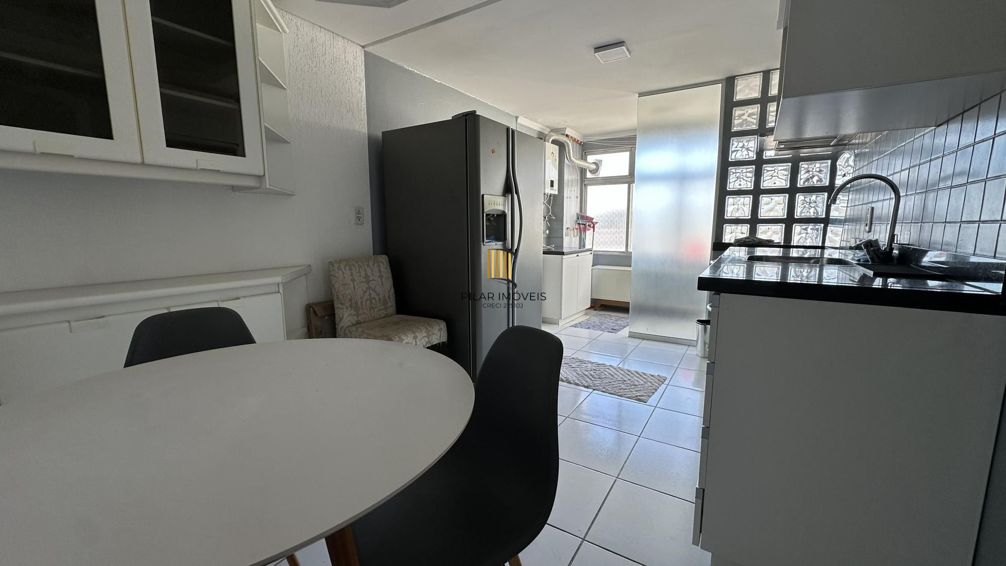 Apartamento com 02 dormitórios e vaga de garagem escriturada