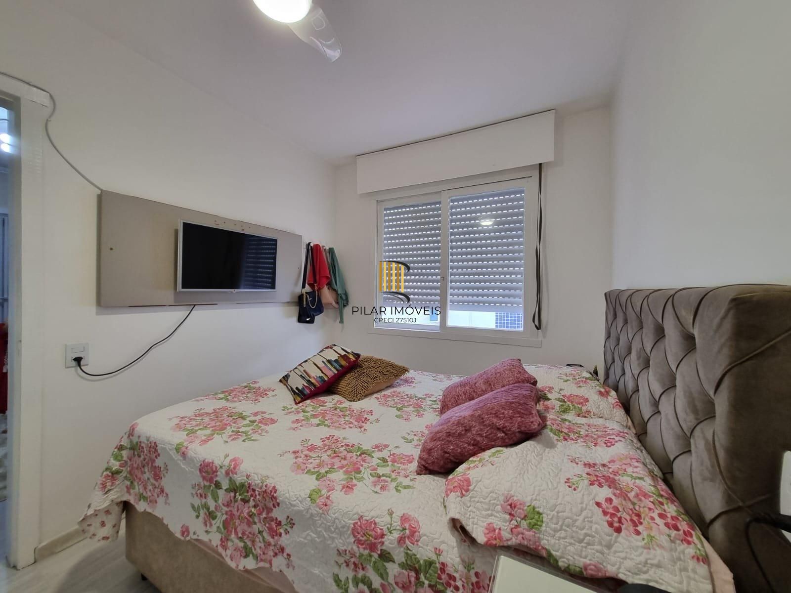 Vende apartamento semimobiliado no bairro Passo da Areia