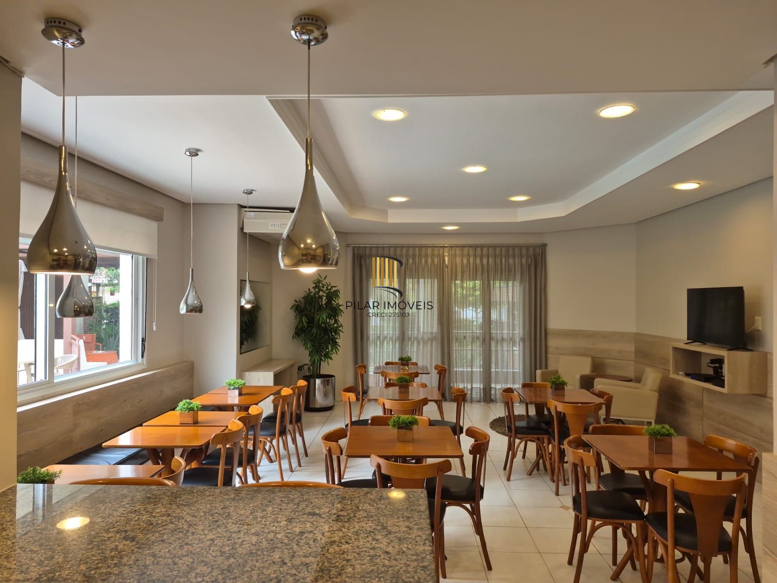 Apartamento mobiliado com 03 dormiórios, transformado em 02 e 02 vagas de garagem