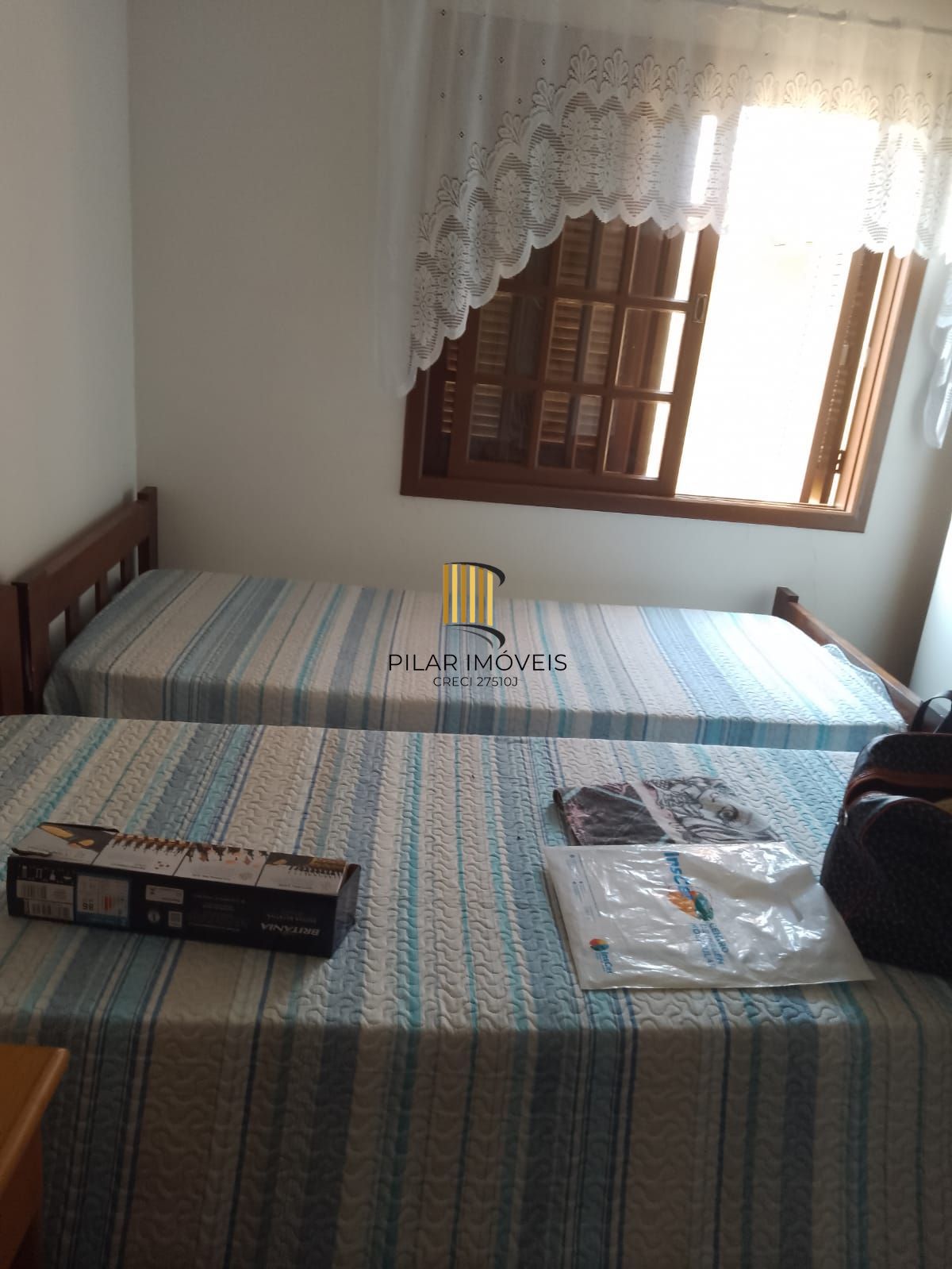 Casa com 04 dormitórios e duas vagas de garagem lado a lado em Balneário Pinhal.