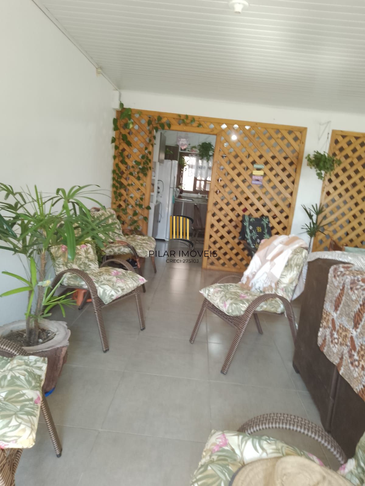 Casa com 04 dormitórios e duas vagas de garagem lado a lado em Balneário Pinhal.