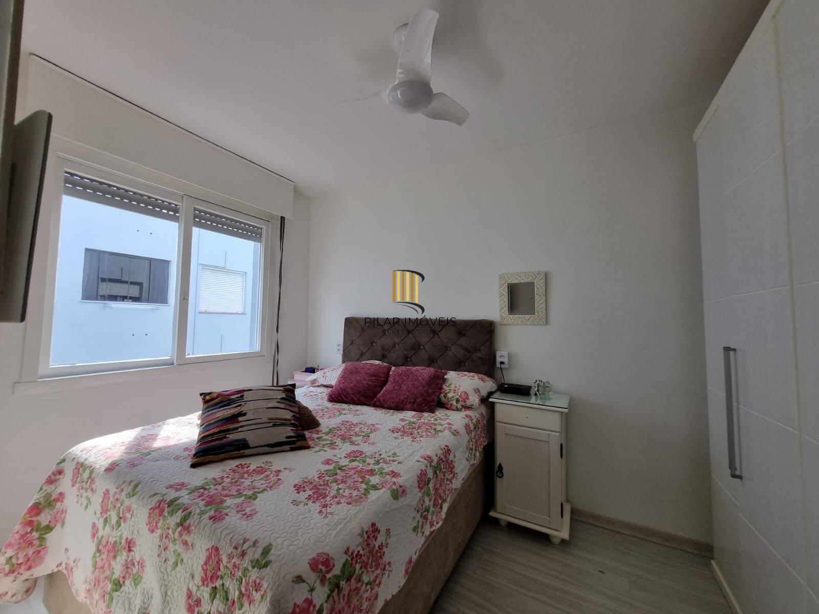 Vende apartamento semimobiliado no bairro Passo da Areia