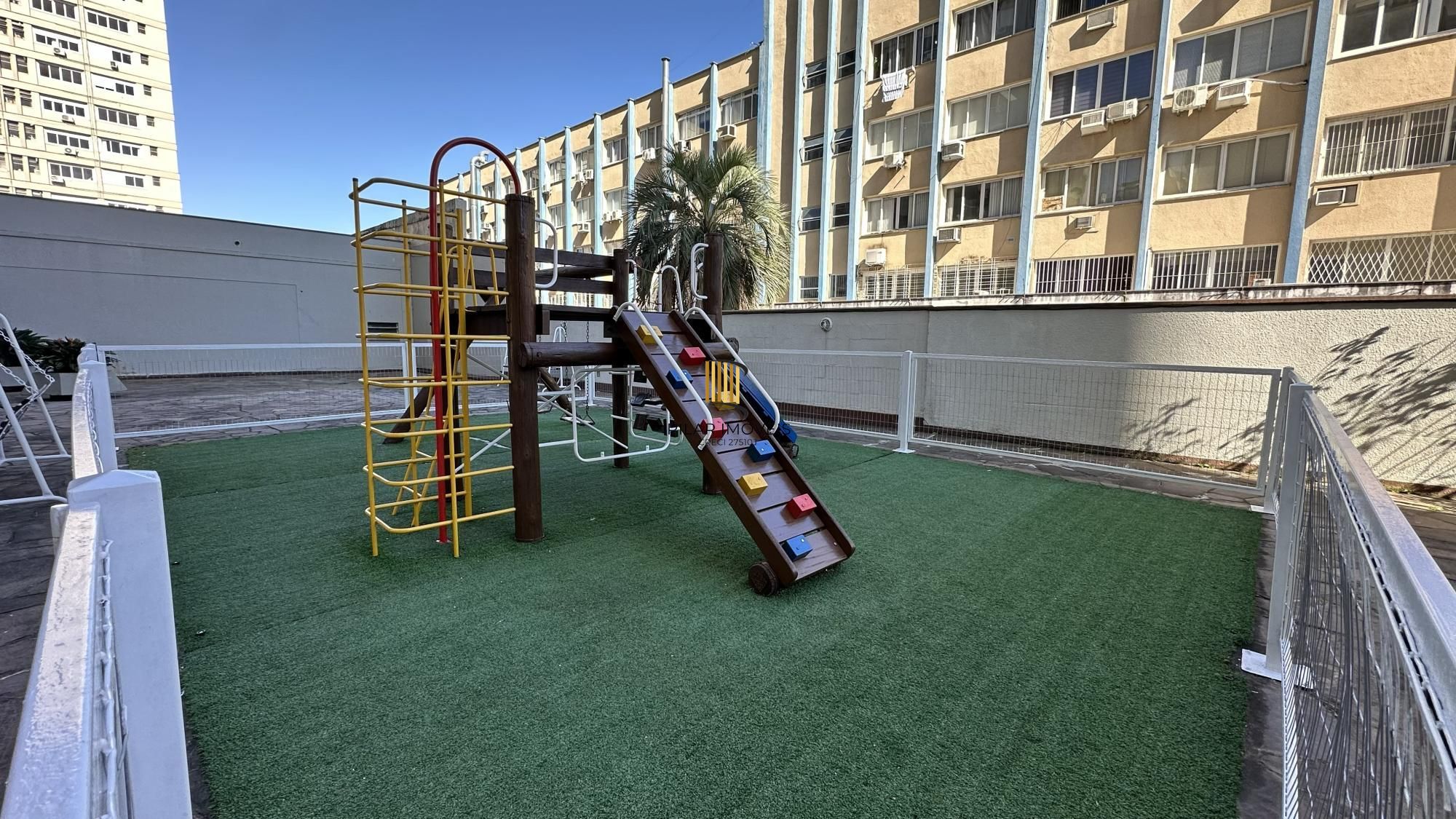 Apartamento com 02 dormitórios e vaga de garagem escriturada