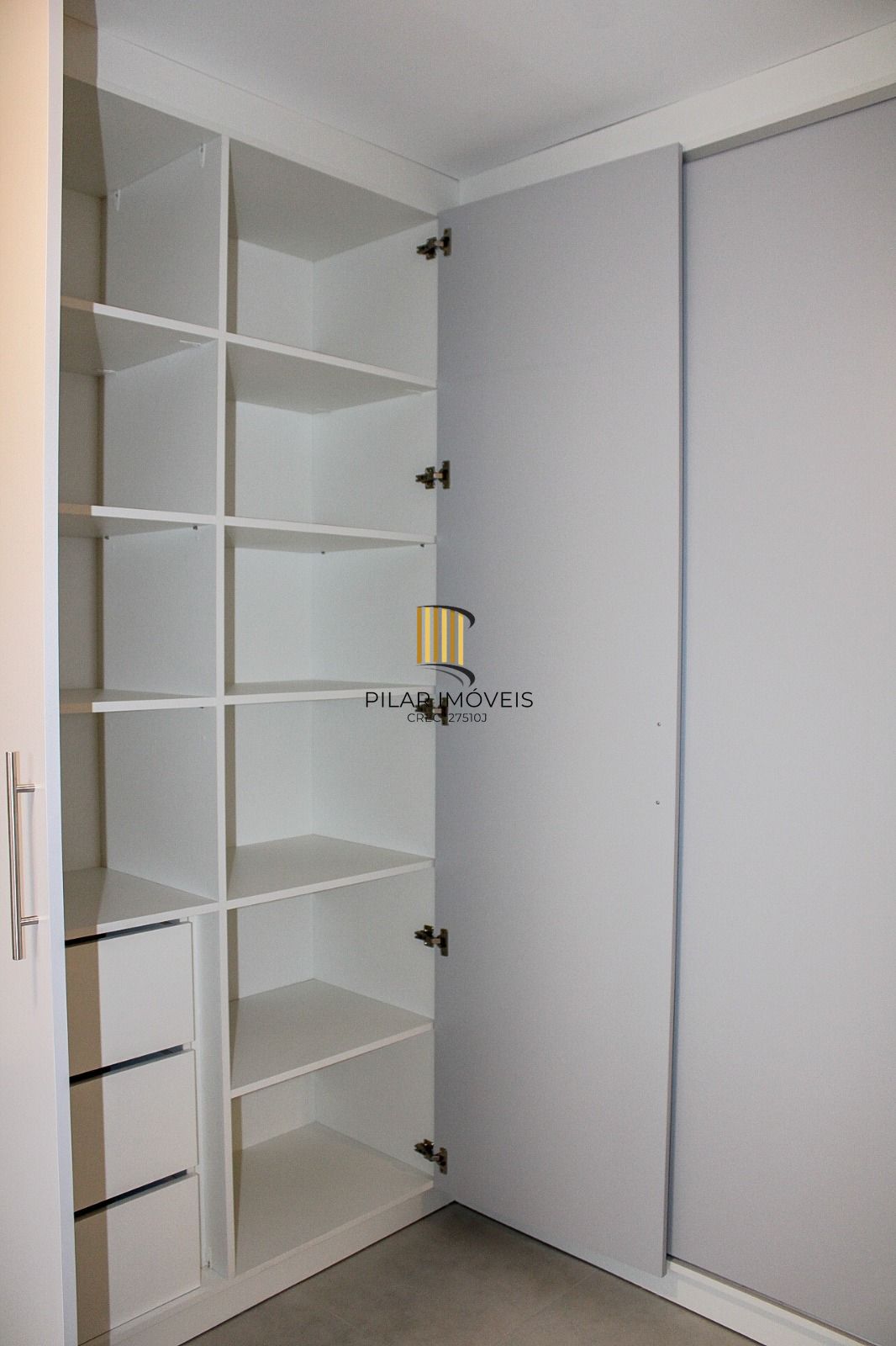 Apartamento 02 dormitórios com 01 suíte e 01 vaga de garagem escriturada