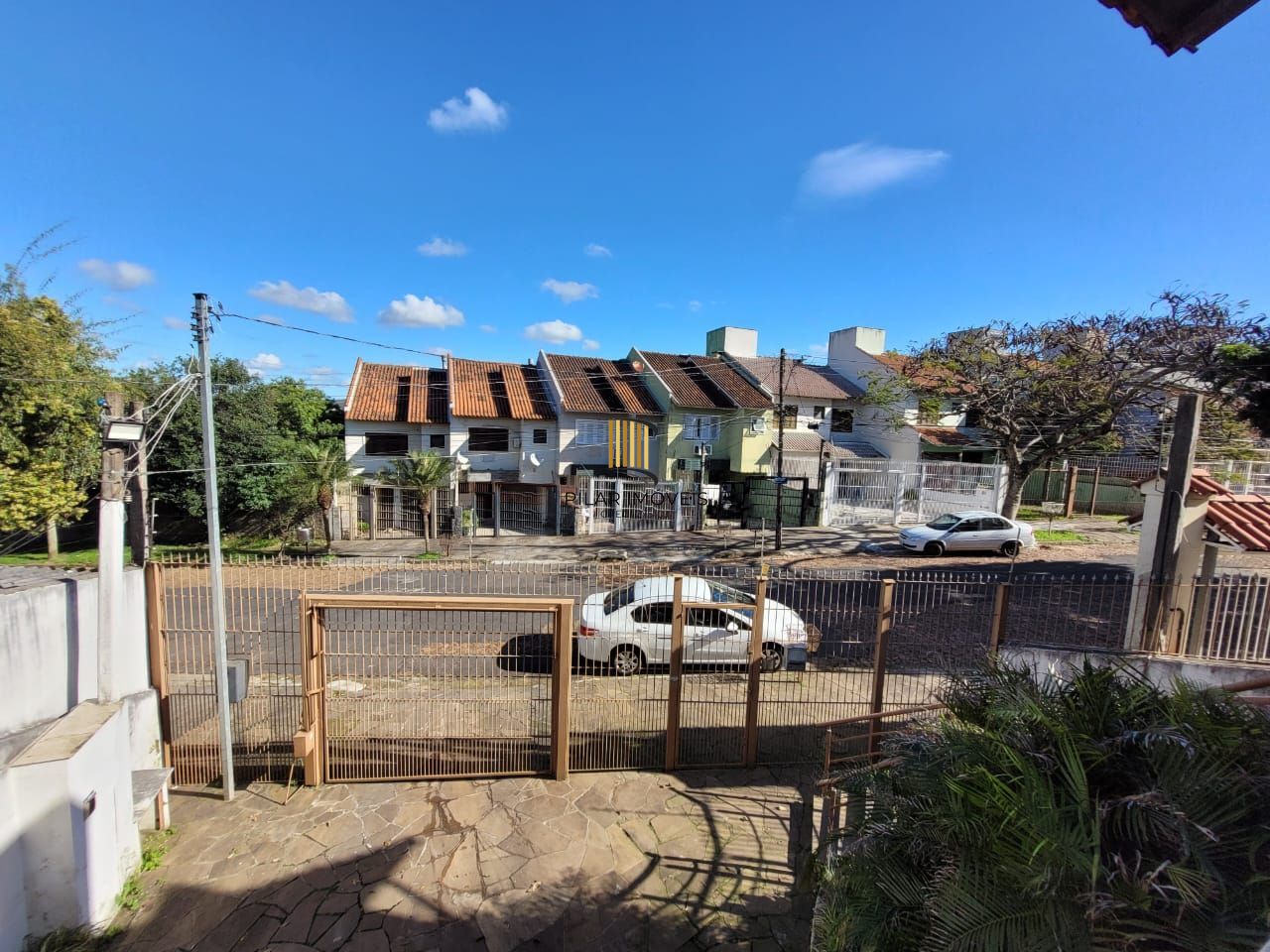 Casa térrea com 04 quartos e com 04 vagas de garagem