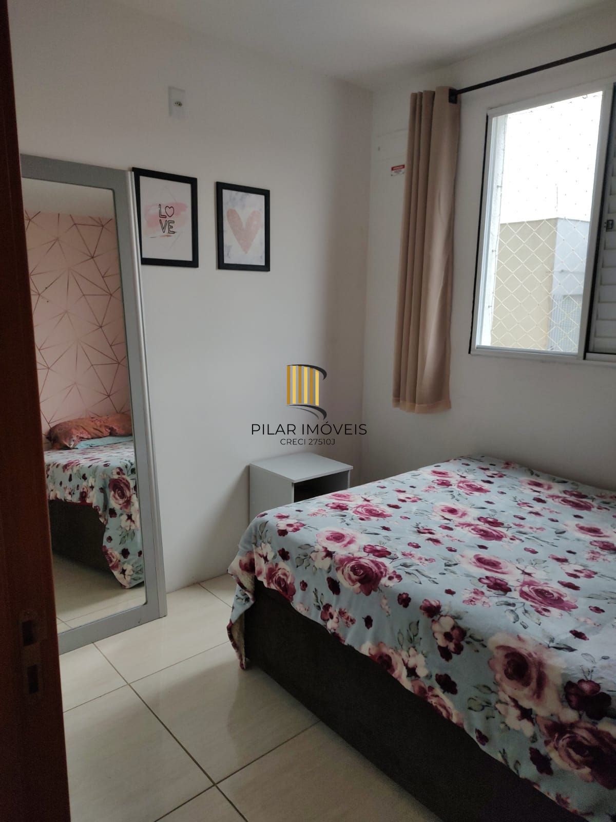Apartamento 02 dormitórios com vaga, no bairro Humaitá.