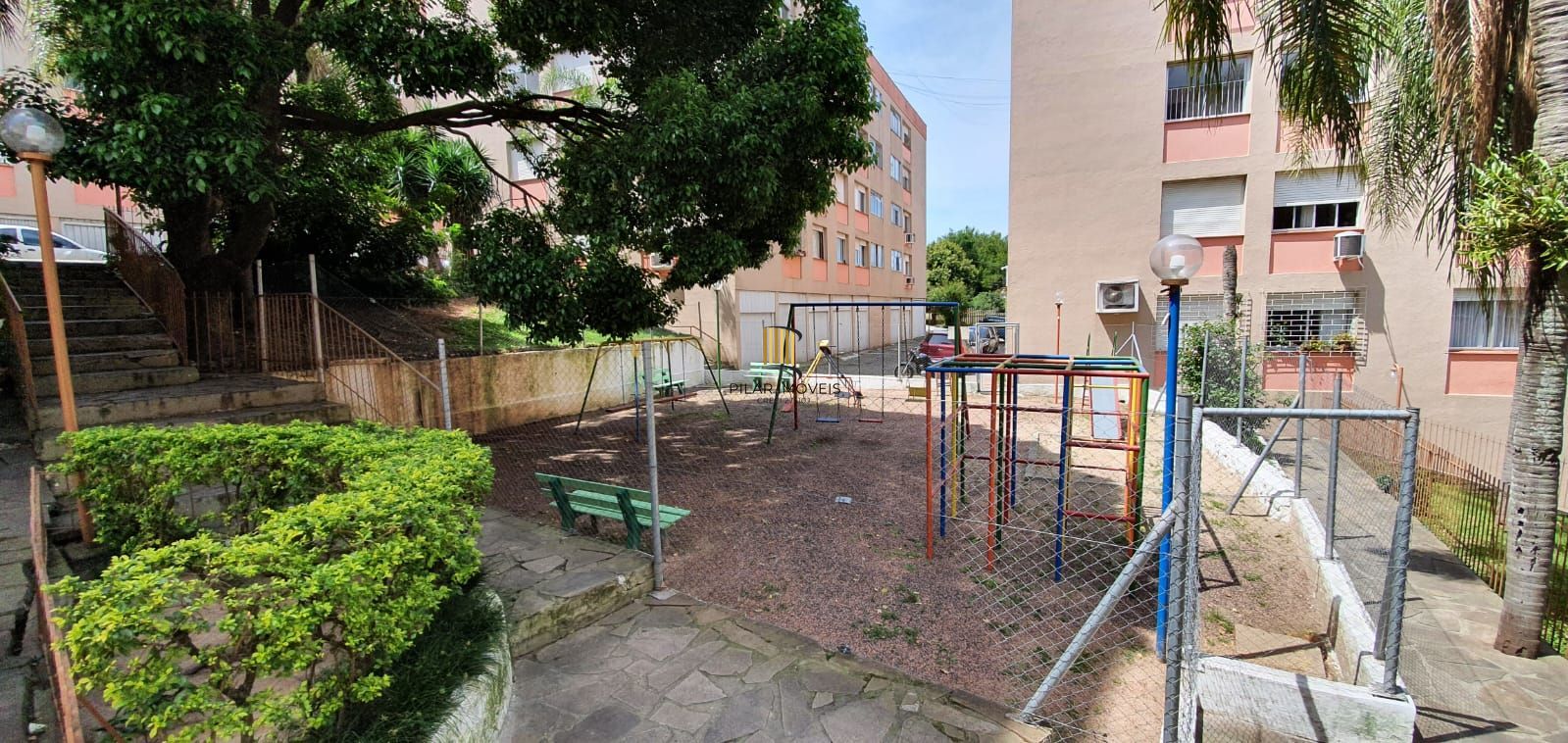 Apartamento com 02 dormitórios semi-mobiliado e um box de garagem