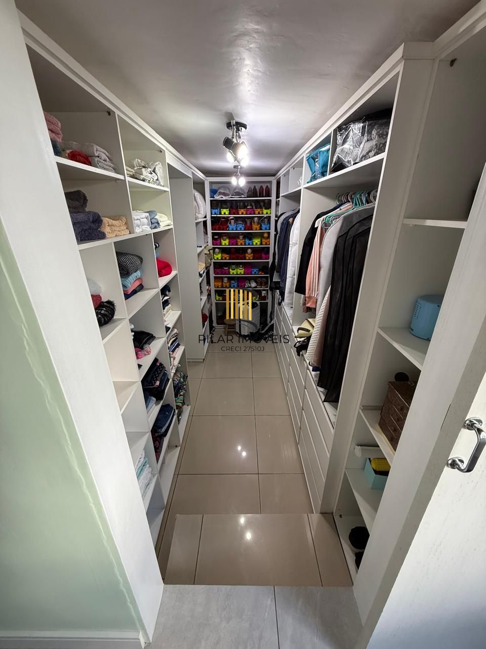 Casa com 03 dormitórios, sendo 02 suítes e garagem