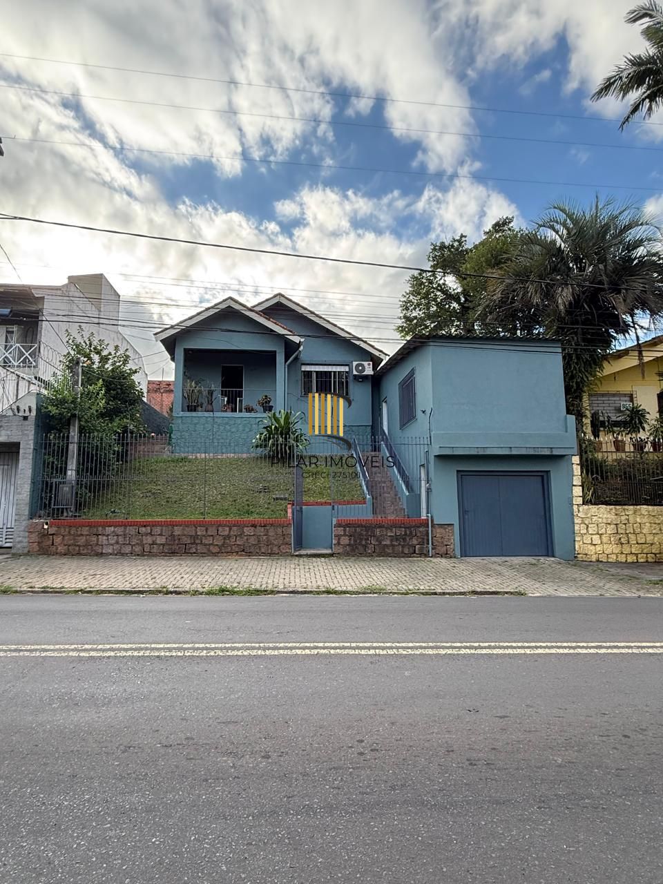Casa com 03 dormitórios, sendo 02 suítes e garagem