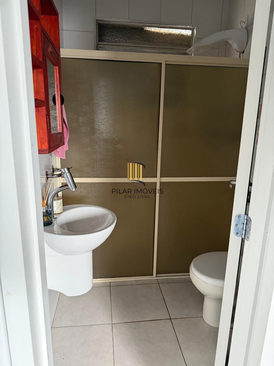 Casa com 03 dormitórios, sendo 02 suítes e garagem