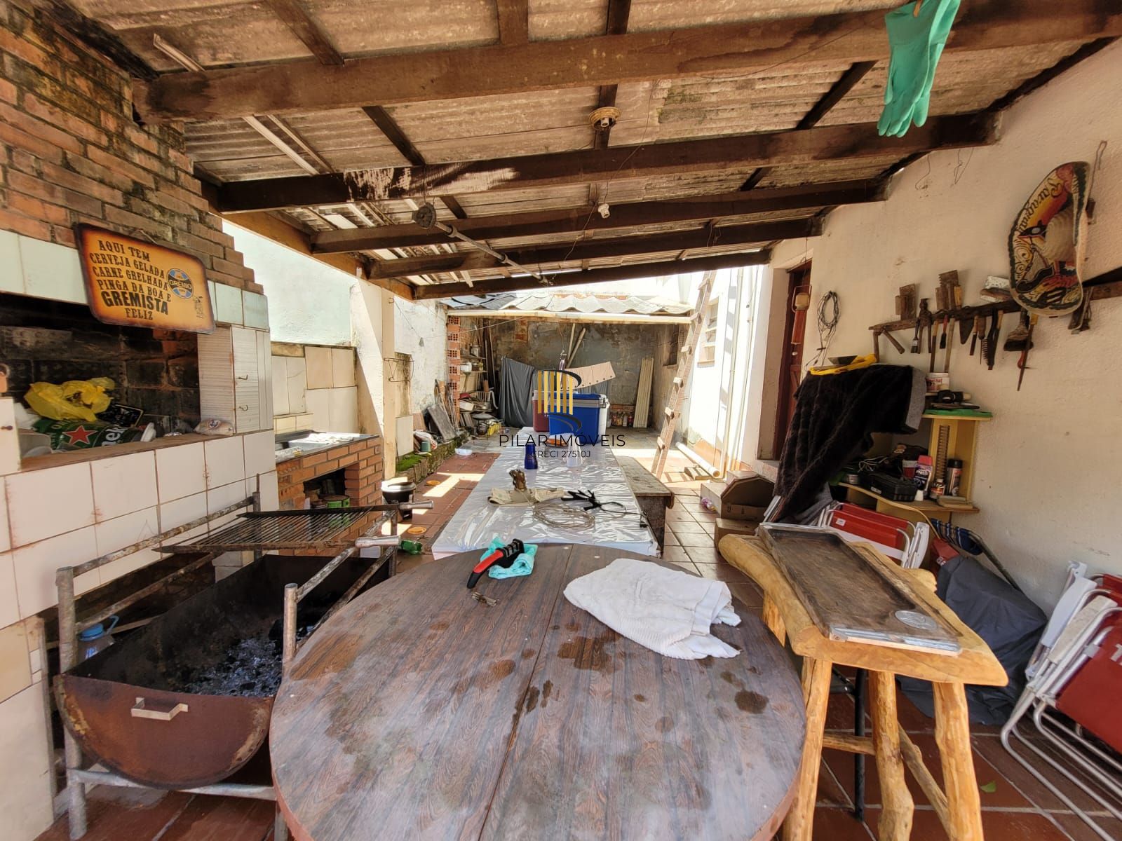 Casa térrea com garagem no subsolo e anexo