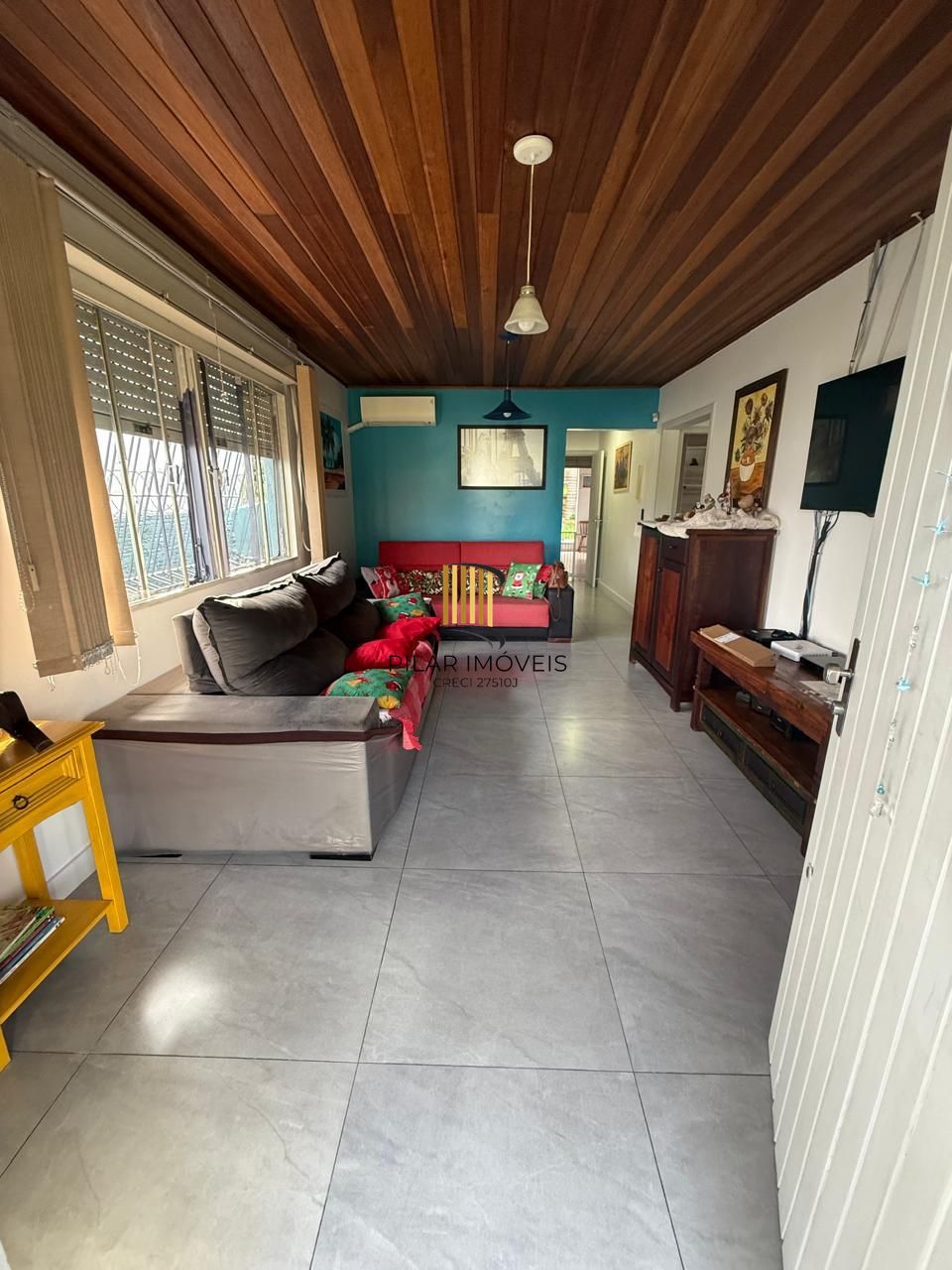 Casa com 03 dormitórios, sendo 02 suítes e garagem