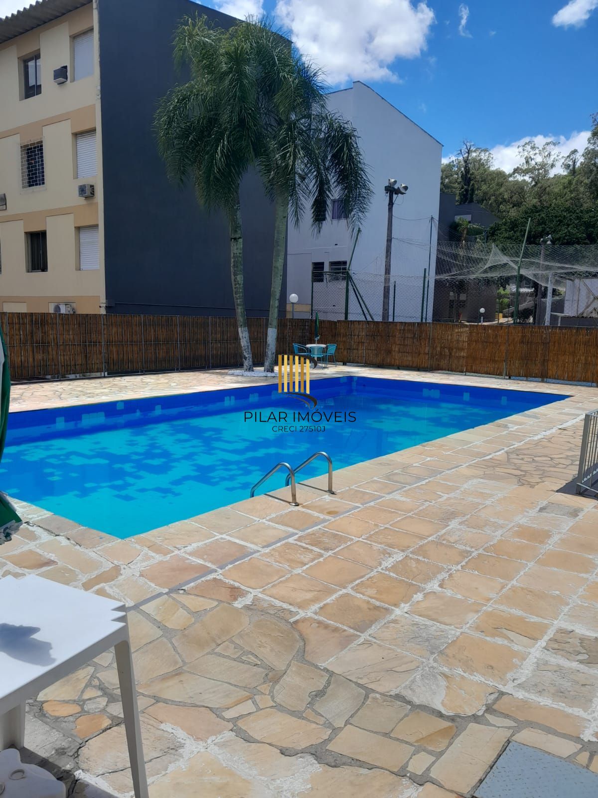 Apartamento com 02 dormitórios com vaga de garagem por convenção