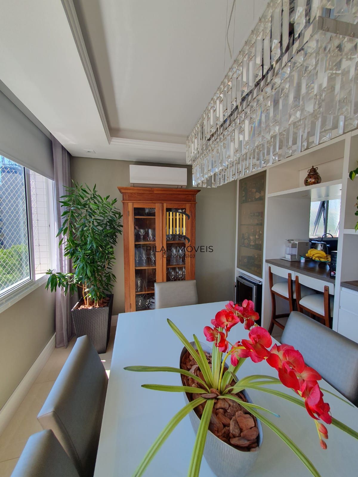 Apartamento mobiliado com 03 dormiórios, transformado em 02 e 02 vagas de garagem