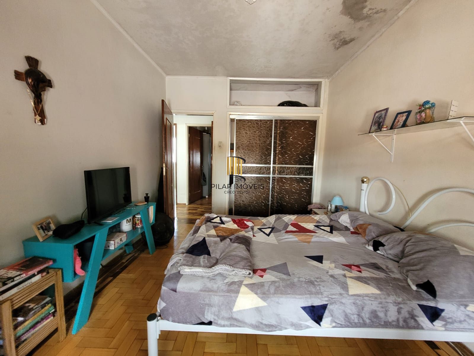 Casa térrea com garagem no subsolo e anexo