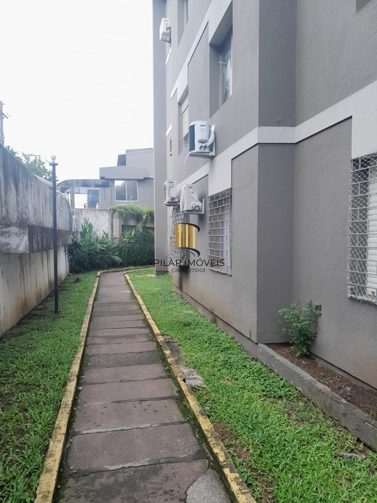 Apartamento com 02 dormitórios com vaga de garagem por convenção
