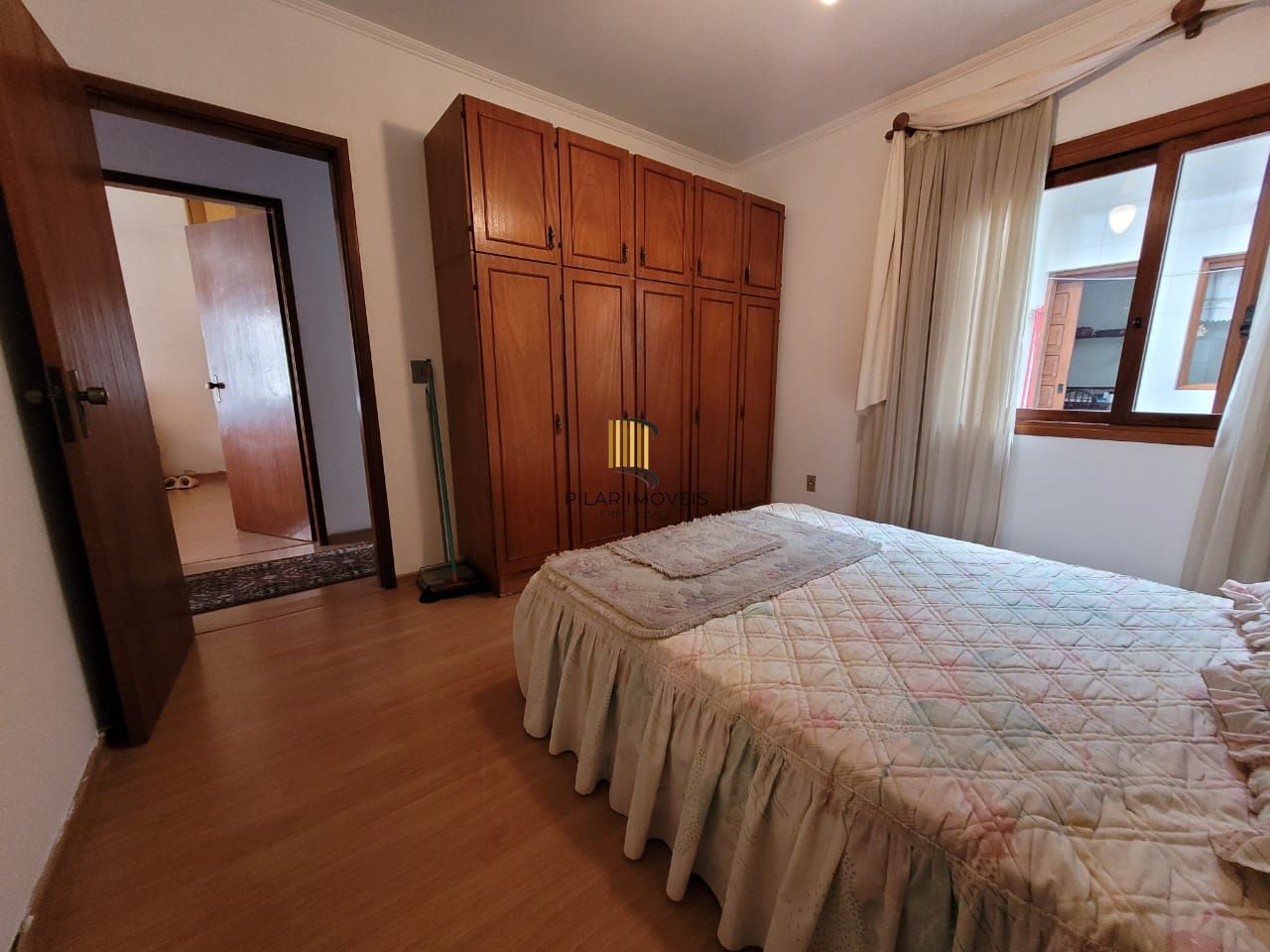 Casa térrea com 04 quartos e com 04 vagas de garagem