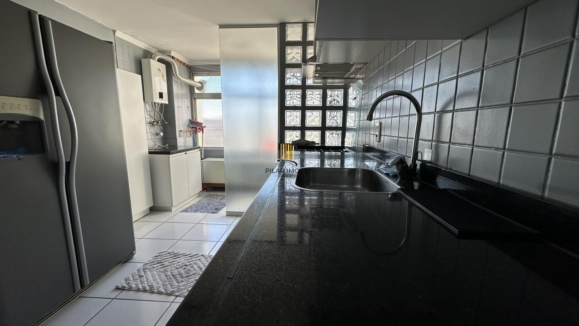 Apartamento com 02 dormitórios e vaga de garagem escriturada