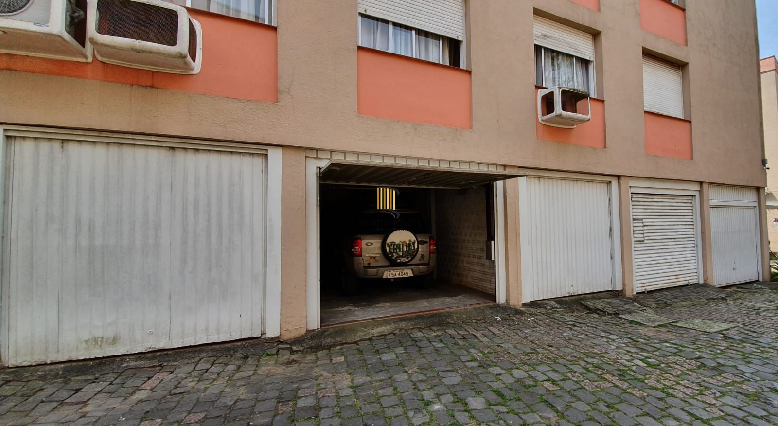 Apartamento com 02 dormitórios semi-mobiliado e um box de garagem