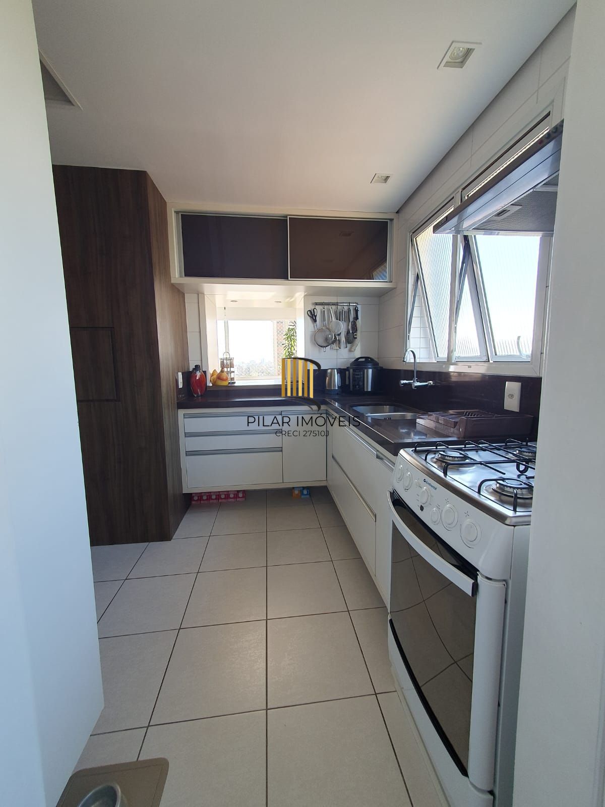 Apartamento mobiliado com 03 dormiórios, transformado em 02 e 02 vagas de garagem