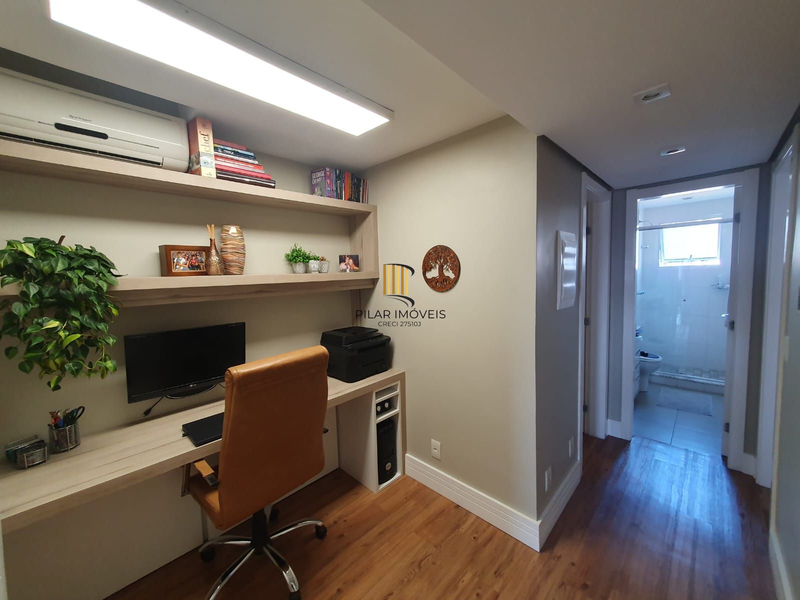 Apartamento mobiliado com 03 dormiórios, transformado em 02 e 02 vagas de garagem