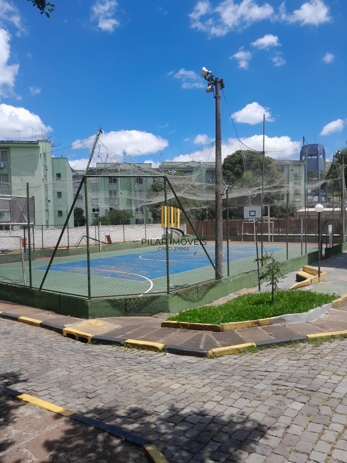Apartamento com 02 dormitórios com vaga de garagem por convenção