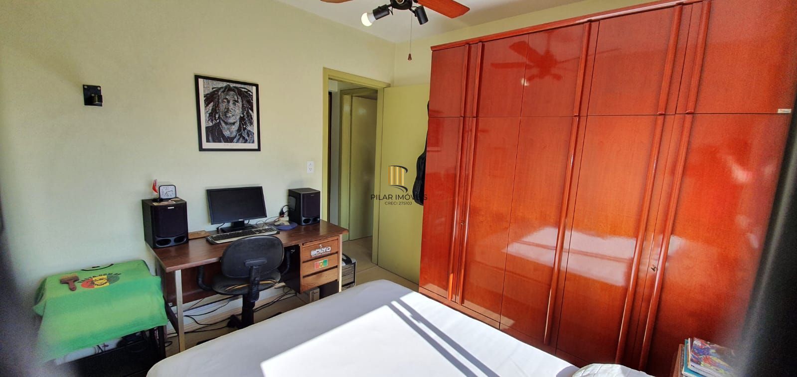 Apartamento com 02 dormitórios semi-mobiliado e um box de garagem