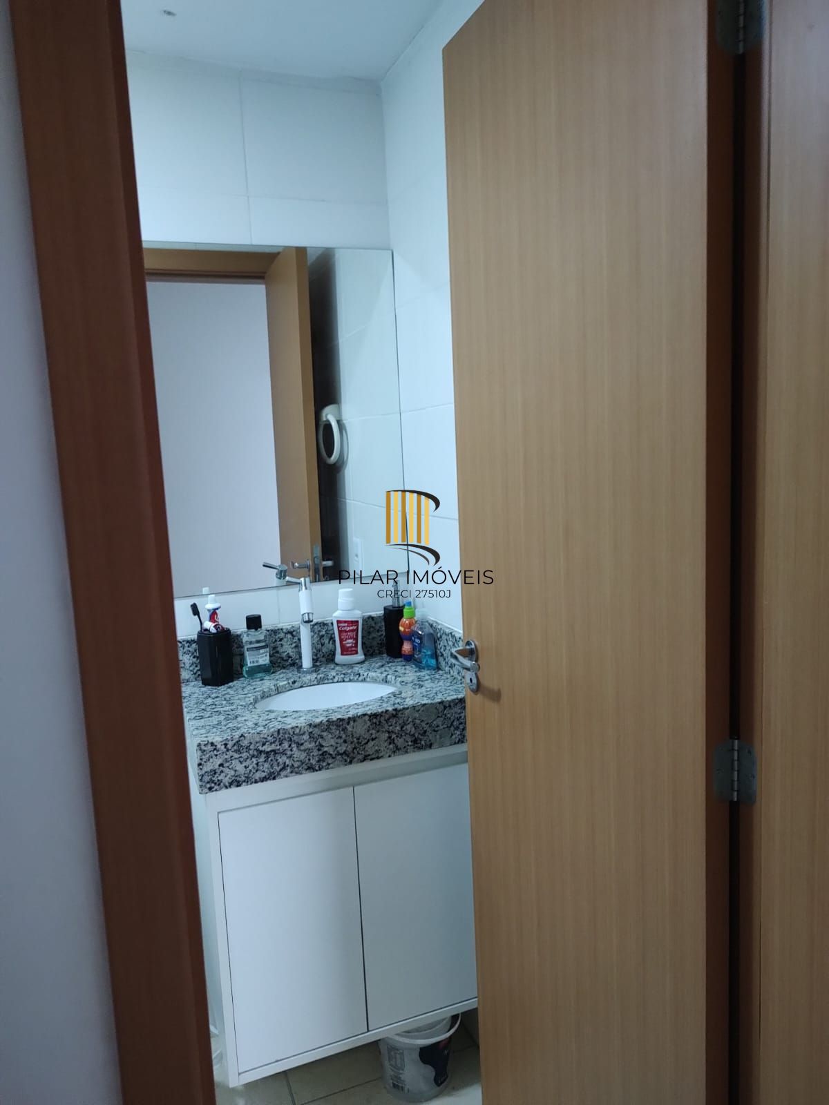 Apartamento 02 dormitórios com vaga, no bairro Humaitá.