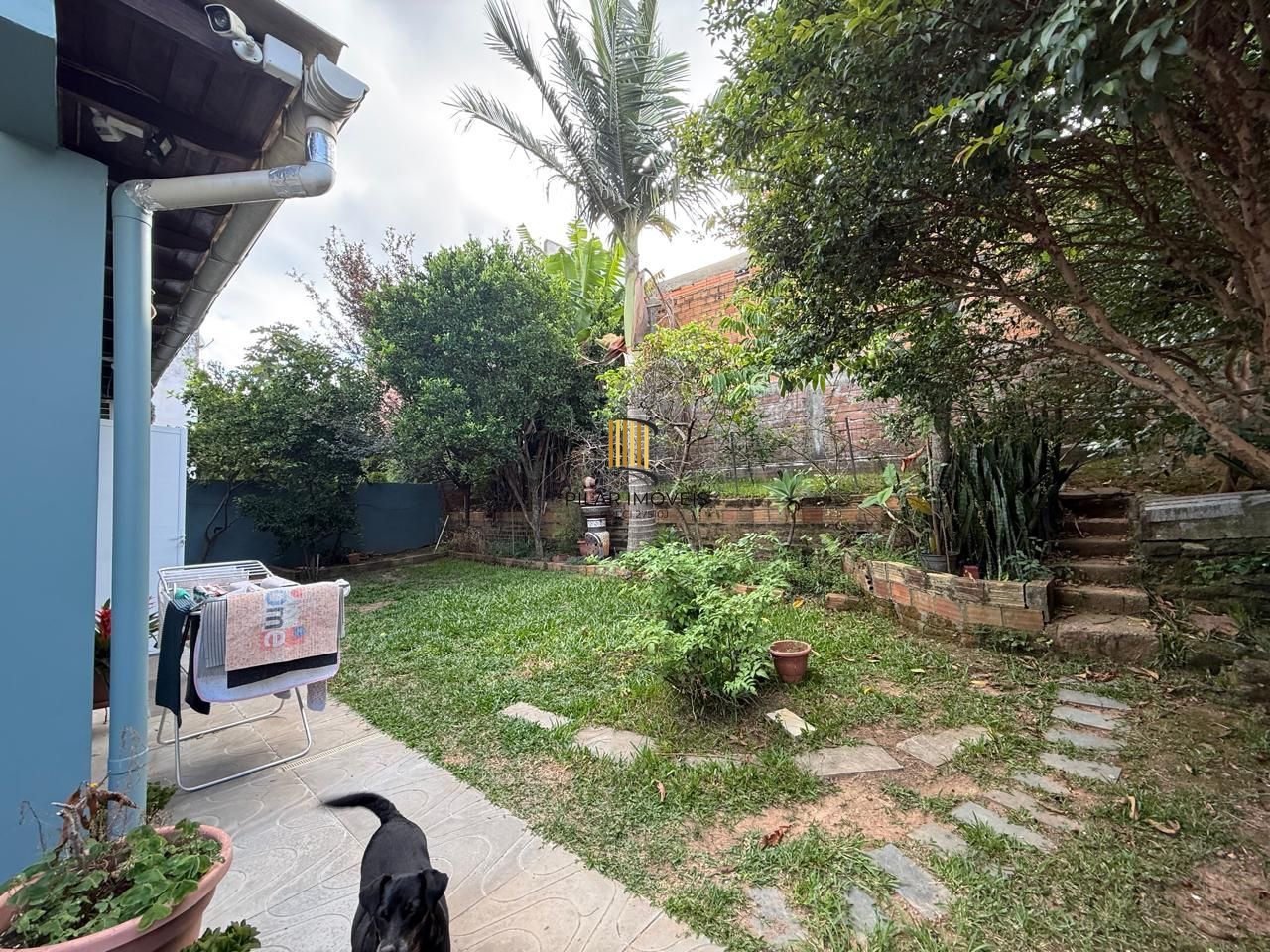 Casa com 03 dormitórios, sendo 02 suítes e garagem