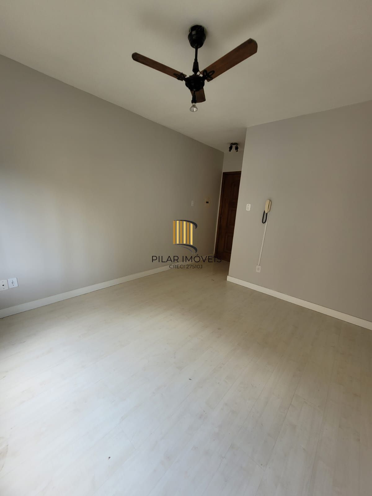 Vende apartamento de 2 dormitórios no Passo da Areia, condomínio ao lado do Conceição