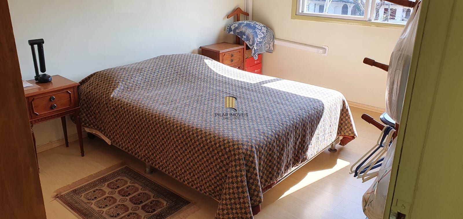 Apartamento com 02 dormitórios semi-mobiliado e um box de garagem