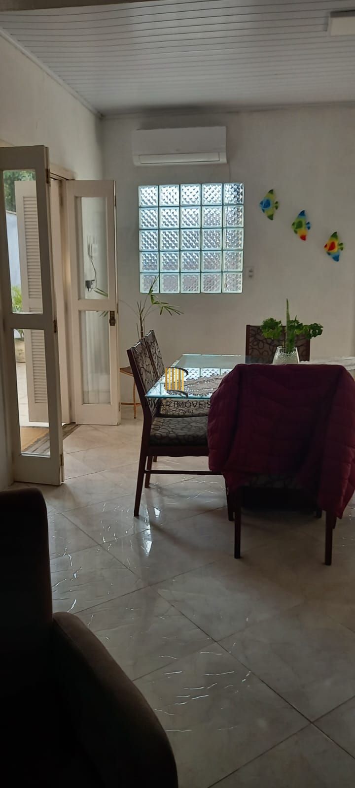 casa com 03 quartos um sendo suite com 04 vagas de garagem