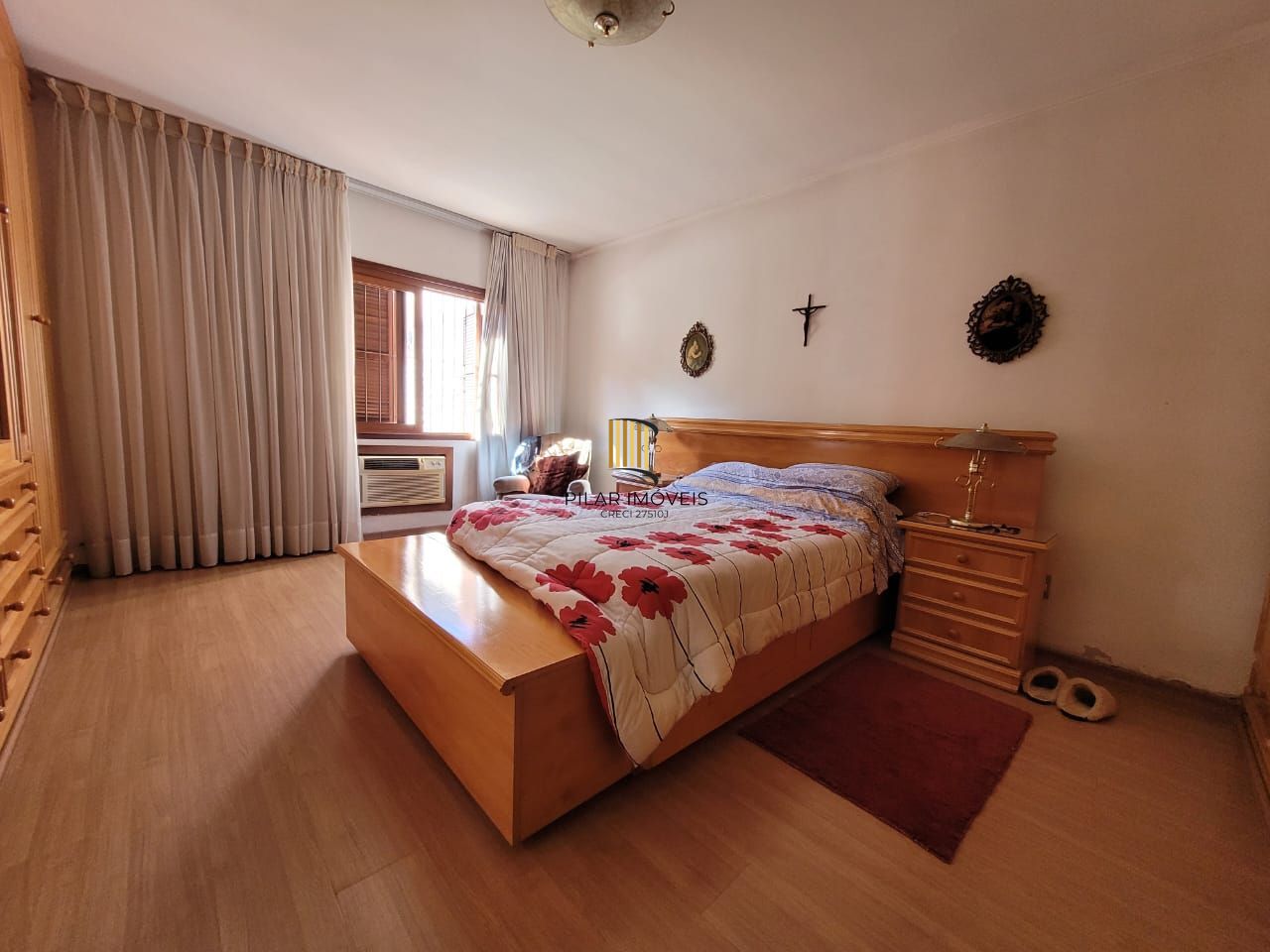 Casa térrea com 04 quartos e com 04 vagas de garagem