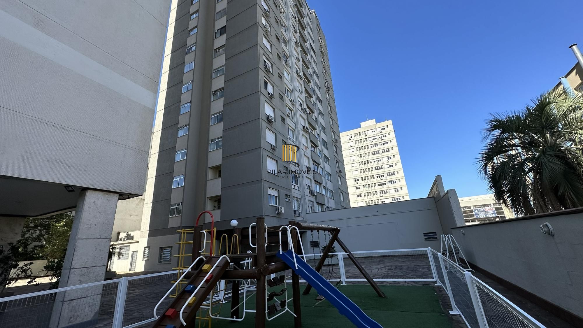 Apartamento com 02 dormitórios e vaga de garagem escriturada