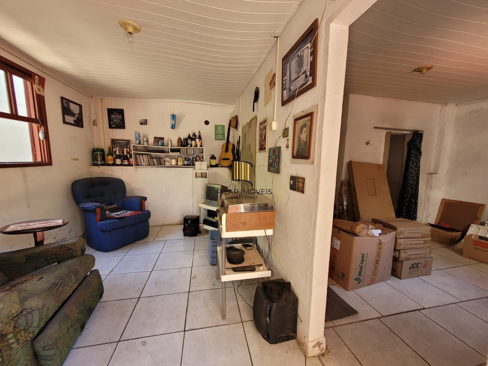 Casa térrea com garagem no subsolo e anexo