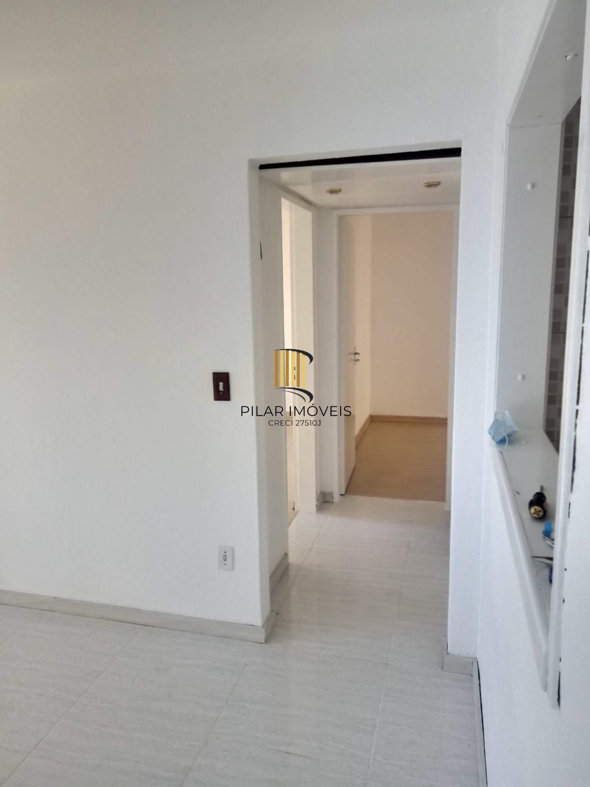 Apartamento com 02 dormitórios com vaga de garagem por convenção