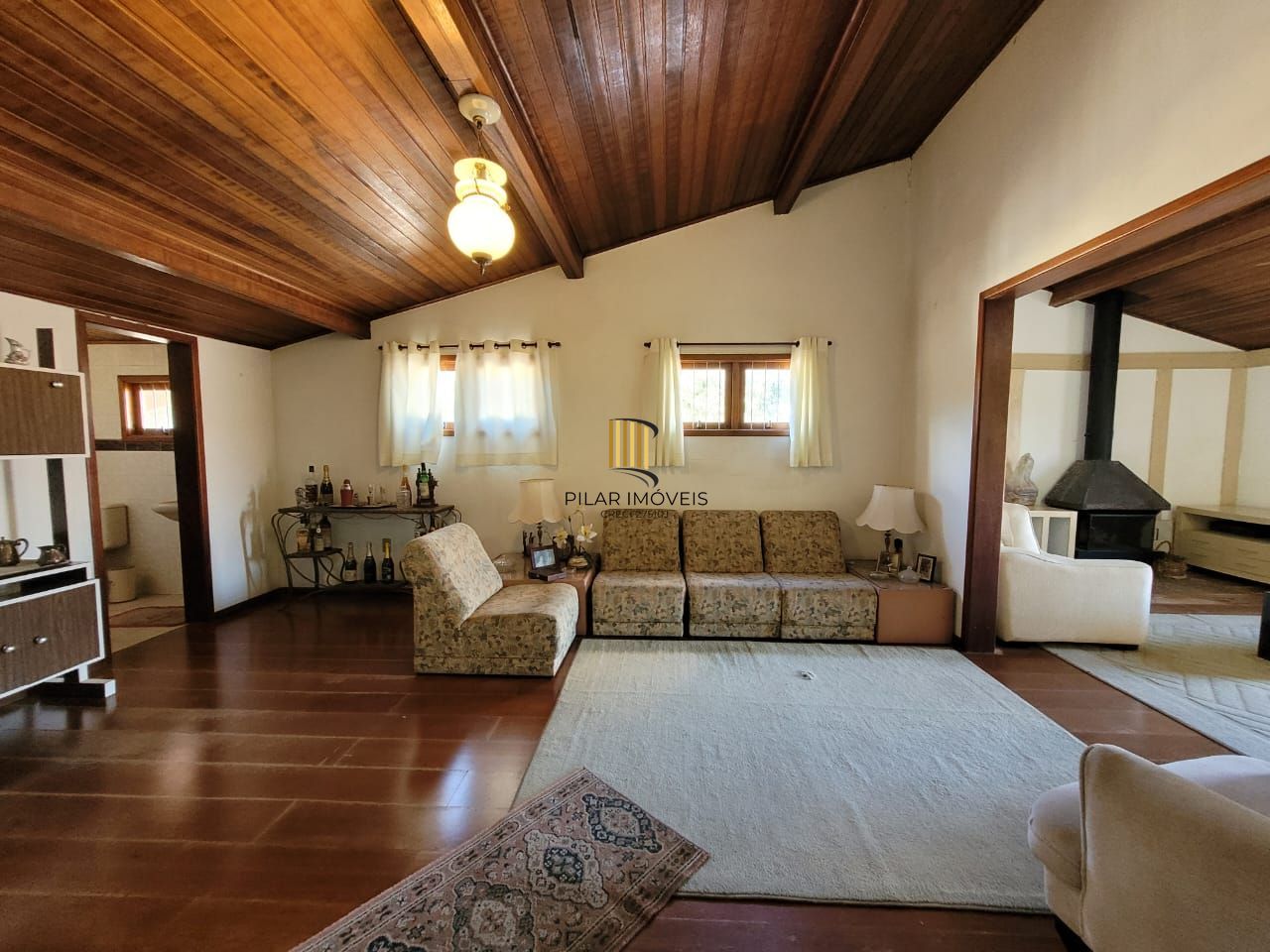 Casa térrea com 04 quartos e com 04 vagas de garagem