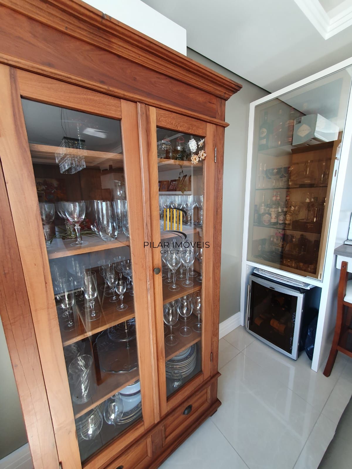 Apartamento mobiliado com 03 dormiórios, transformado em 02 e 02 vagas de garagem