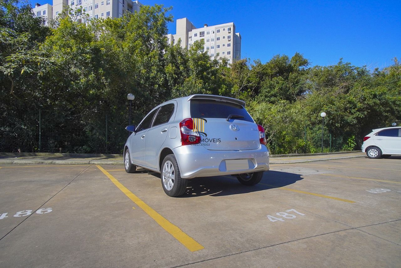 Apartamento com 02 dormitórios e com vaga de garagem