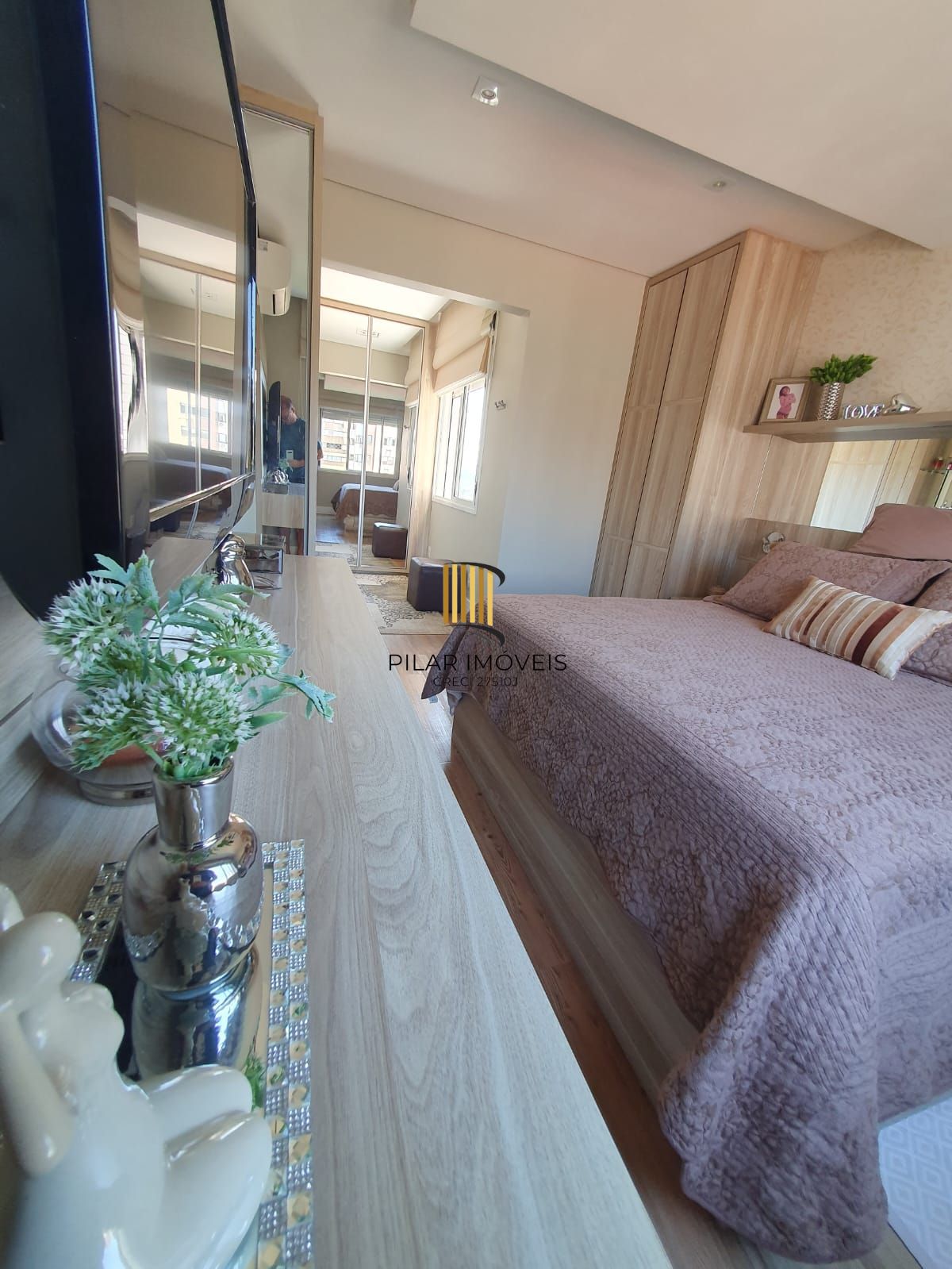 Apartamento mobiliado com 03 dormiórios, transformado em 02 e 02 vagas de garagem