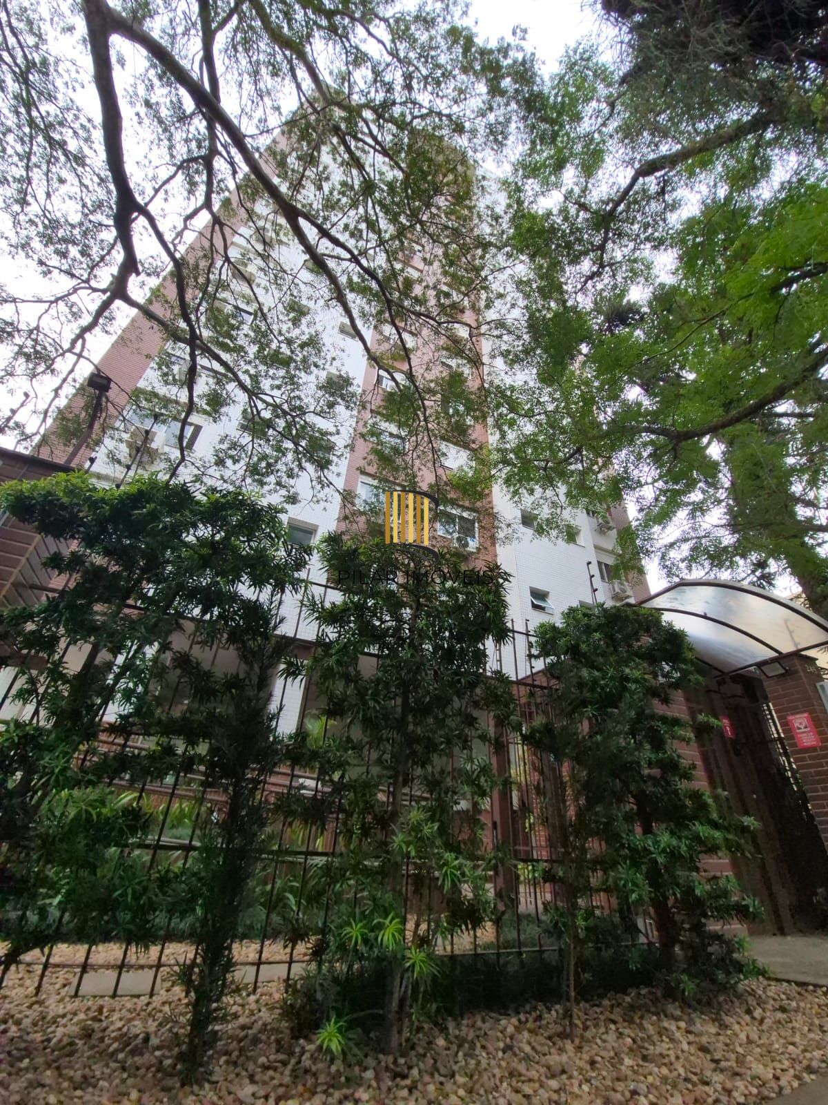 Apartamento mobiliado com 03 dormiórios, transformado em 02 e 02 vagas de garagem