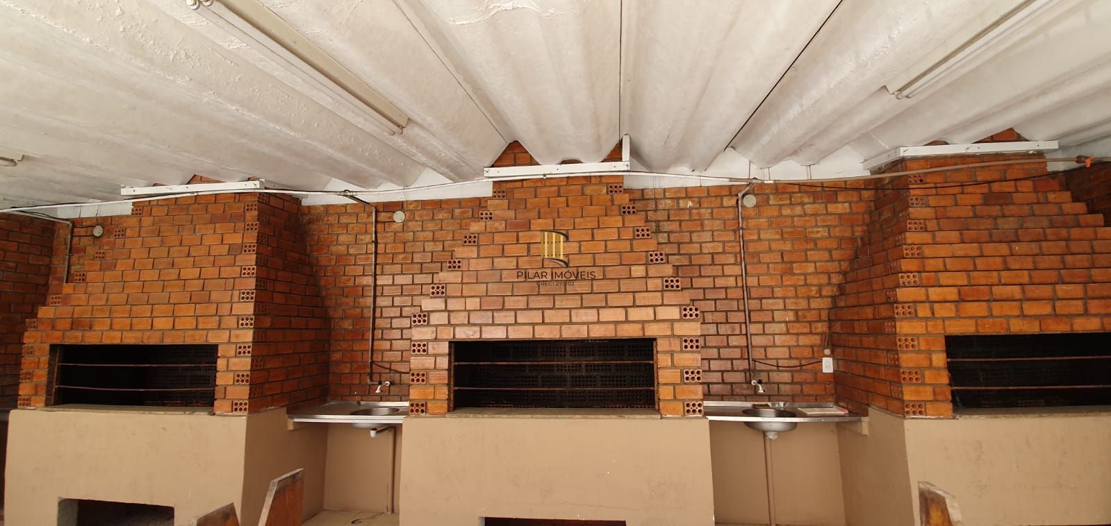 Apartamento com 02 dormitórios semi-mobiliado e um box de garagem