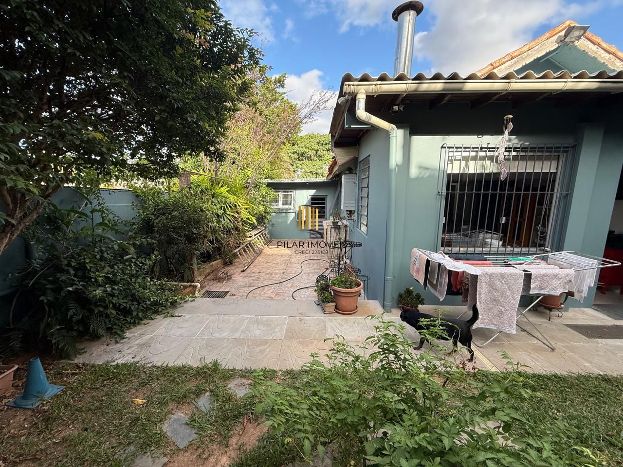 Casa com 03 dormitórios, sendo 02 suítes e garagem
