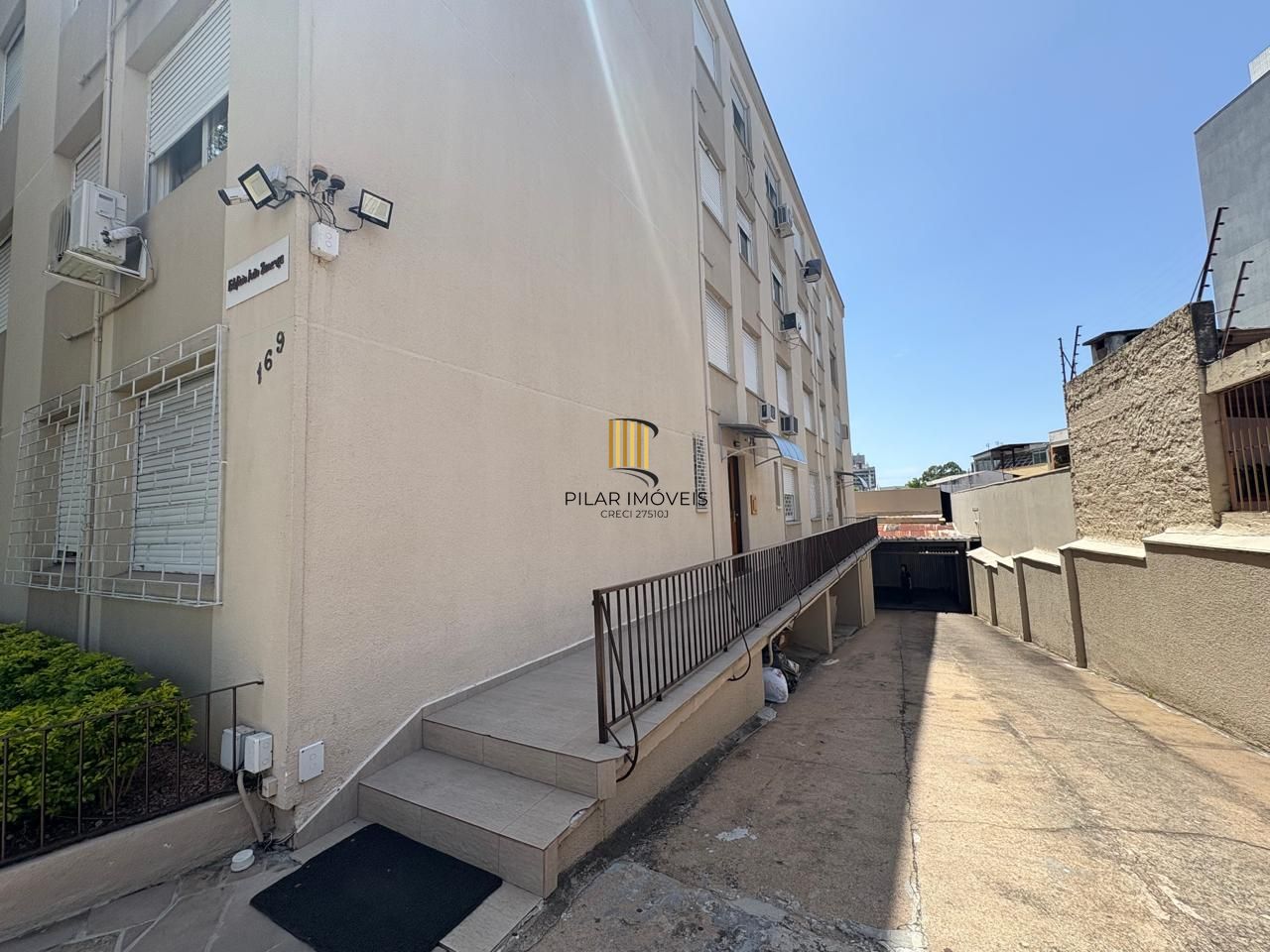 Apartamento com 03 dormitórios com 01 vaga de garagem escriturada