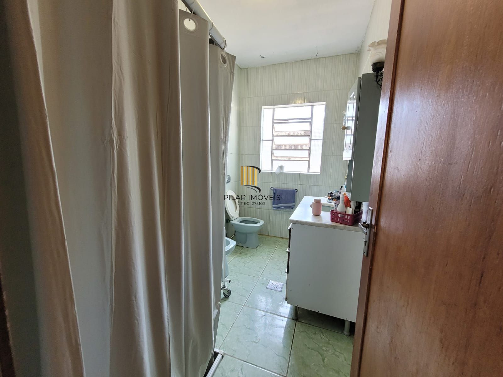 Casa térrea com garagem no subsolo e anexo